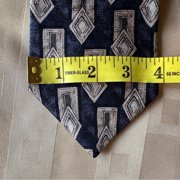Geometric Patterned Tie in Black and Tan Made in USA All Silk 60” Long - Picture 5 of 6